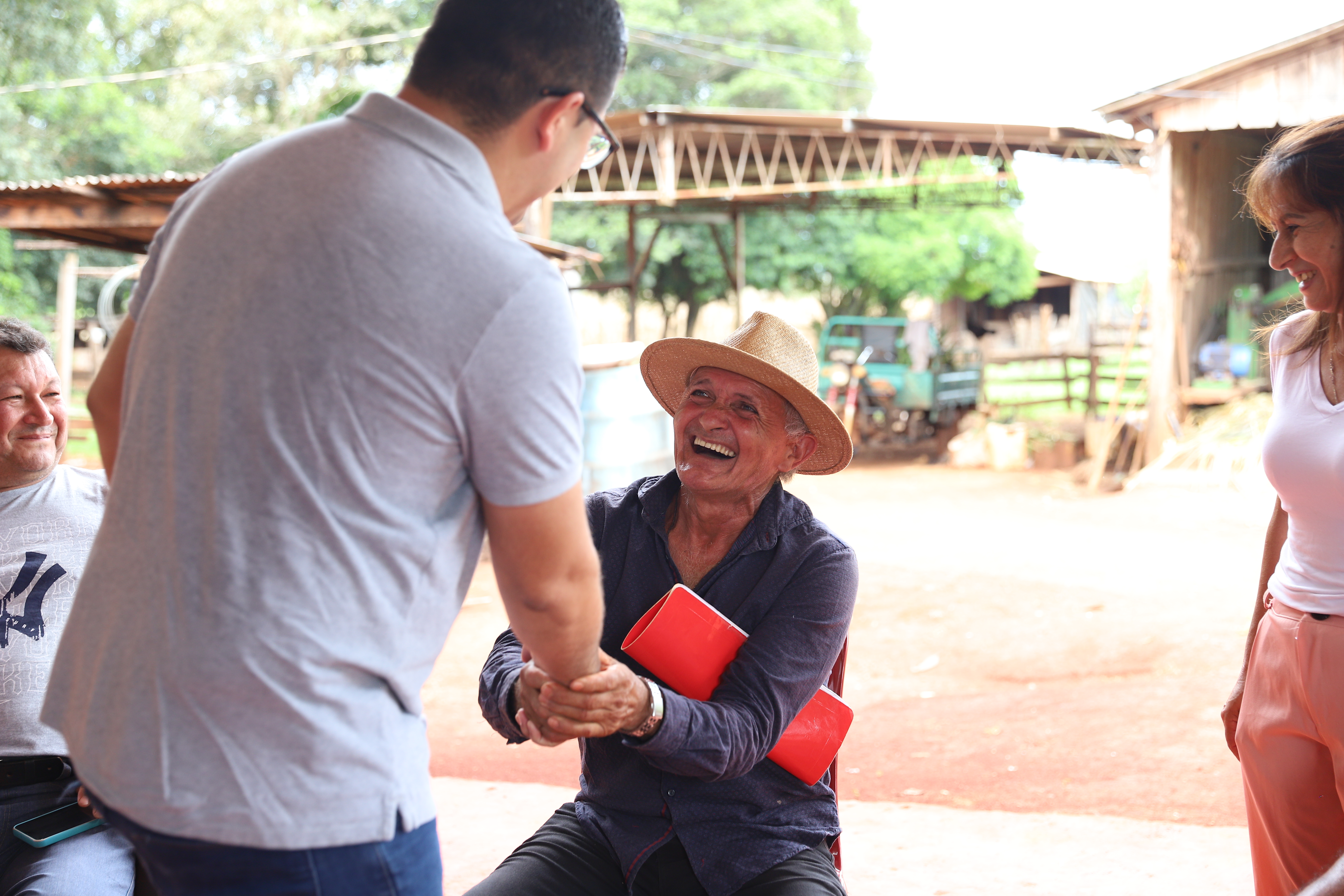 César Paredes saludando a vecinos